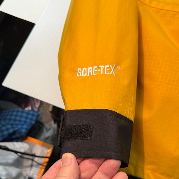 The North Face Yellow and Black Jacket with removeable fleece liner - Picture 8 of 15